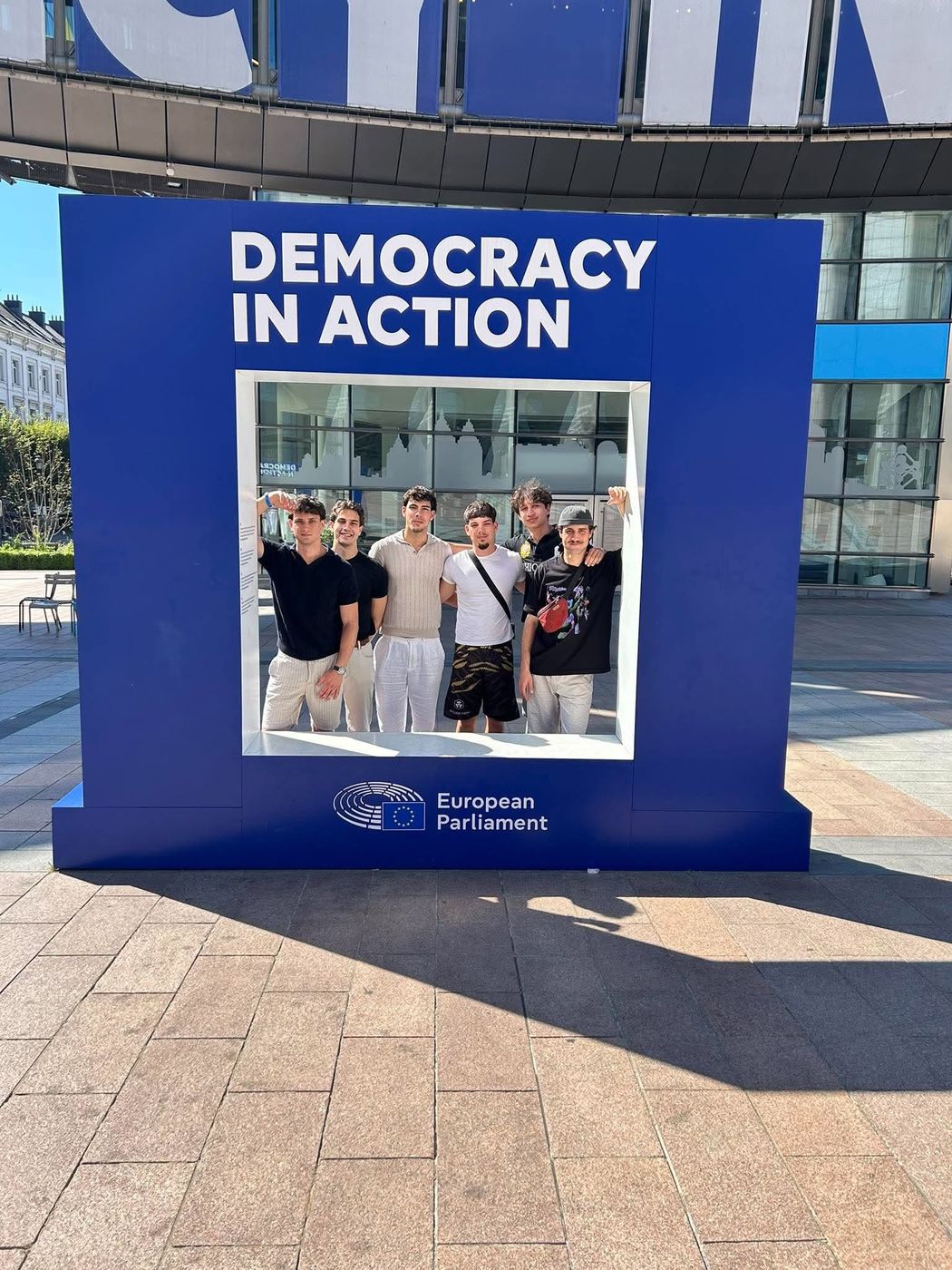 A csapat a Democracy in action feliratú keretben az Európai Parlament előtt