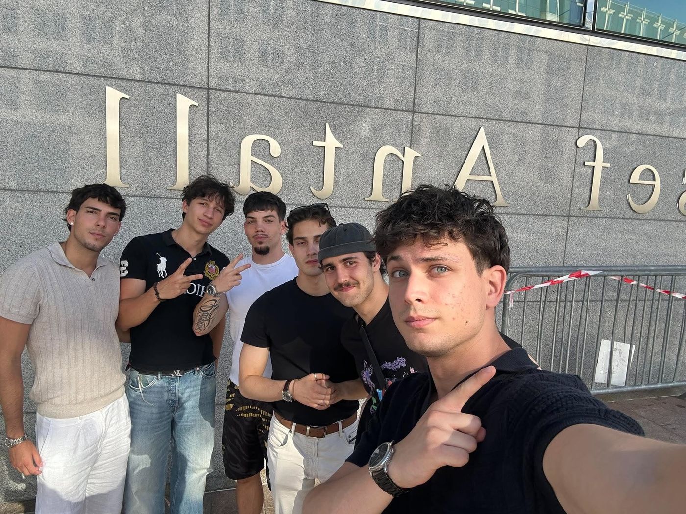 A csapat az Európai Parlament Antall József épülete előtt