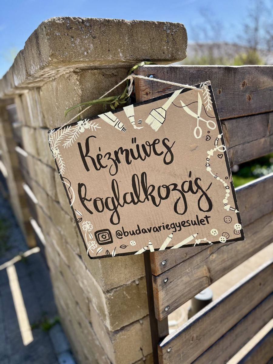 Kézműves foglalkozás kézzel festett tábla
