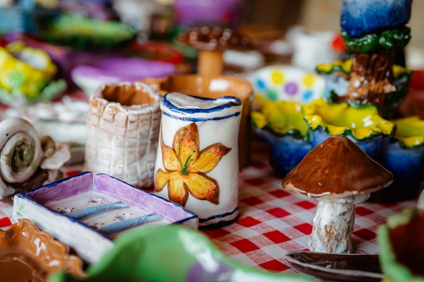 Kifestett, színes kerámiadarabok a képzésről