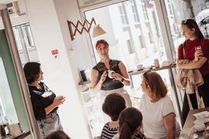 Kerámiafestő workshop, Budapest: Bemutatkozás a workshop elején