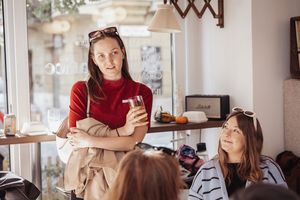 Kerámiafestő workshop, Budapest: Beszélgetés a workshopon