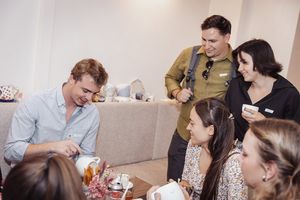 Kerámiafestő workshop, Budapest: Résztvevők beszélgetnek