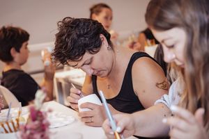 Kerámiafestő workshop, Budapest: Kerámiafestés közben