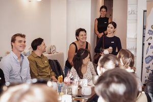 Kerámiafestő workshop, Budapest: Festés közben a csoport