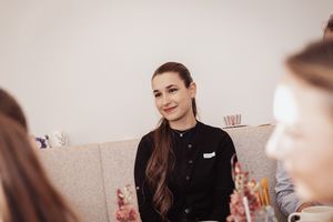 Kerámiafestő workshop, Budapest: A workshop résztvevője festés közben