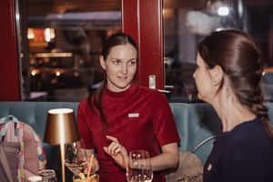 Kerámiafestő workshop, Budapest: Beszélgetés a vacsoraasztalnál